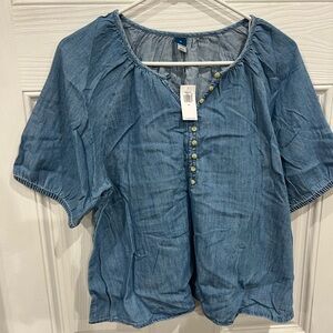 Old Navy NWT LADIES denim top! In size medium!